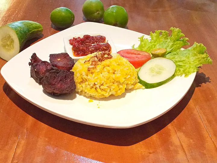 nasi kuning dengan bebek goreng vege|ealfahreize@gmail.comさん