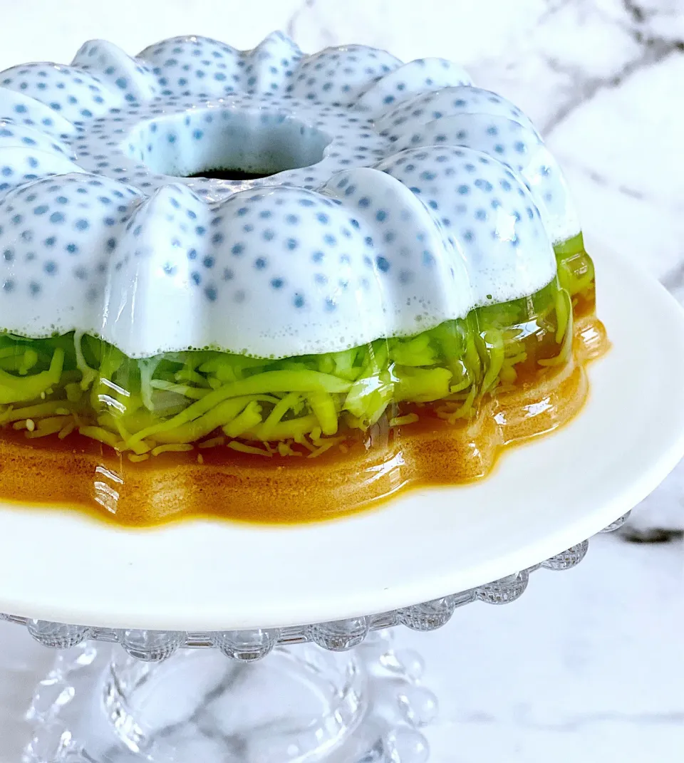 Snapdishの料理写真:3 in 1 agar agar cake
Top layer - sago, blue pea flower coconut milk 
Middle layer - chendol, pandan 
Bottom layer - gula melaka, coconut milk|12Dragonさん