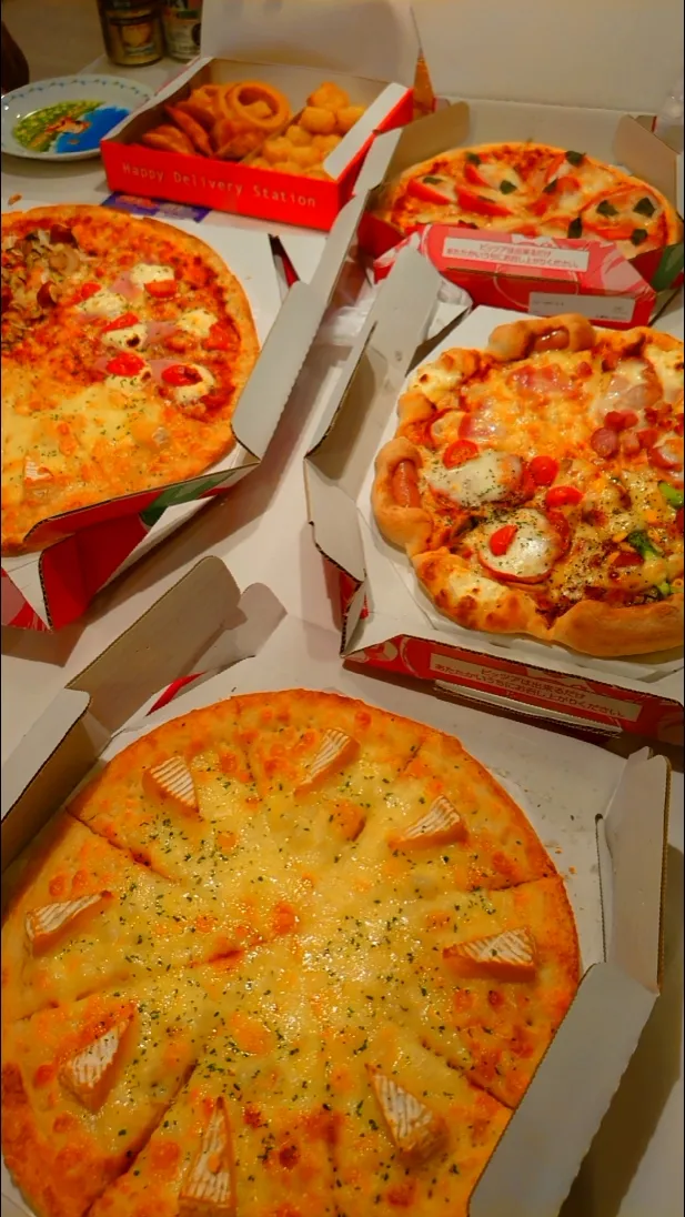 Snapdishの料理写真:5種類のチーズピザ&クイーンマルゲリータ@ピザッツ🍕|メイメイda.さん