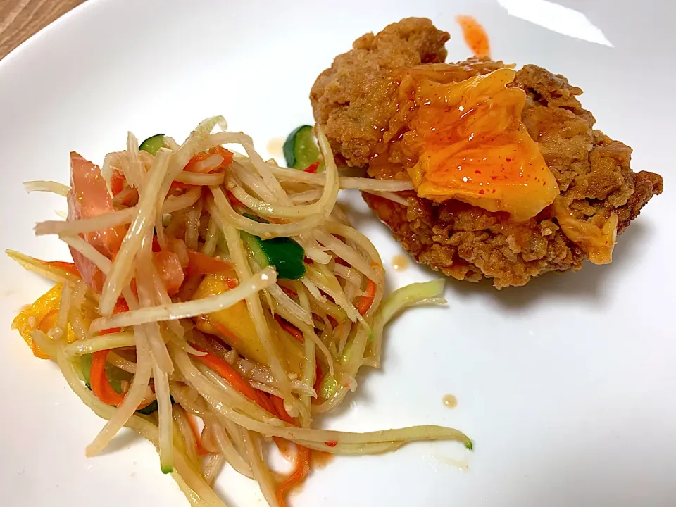 Papaya salad & fried chicken pineapple sauce|yeni kartikasariさん