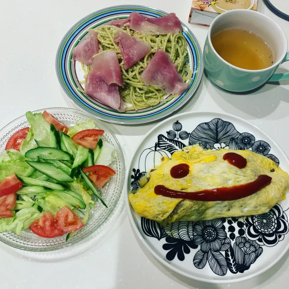 ポテトオムレツ☆サラダ☆生ハムとジェノベーゼのパスタ☆オニオンスープ|とまこ(*^o^*)さん