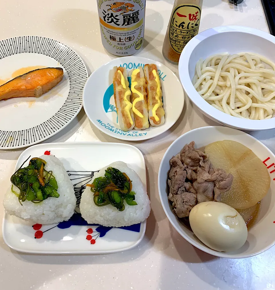 野沢菜わさびのせおにぎり☆豚バラ大根の煮物☆焼き鮭☆かねふくの明太子のせちくわ焼き☆釜揚げうどん|とまこ(*^o^*)さん