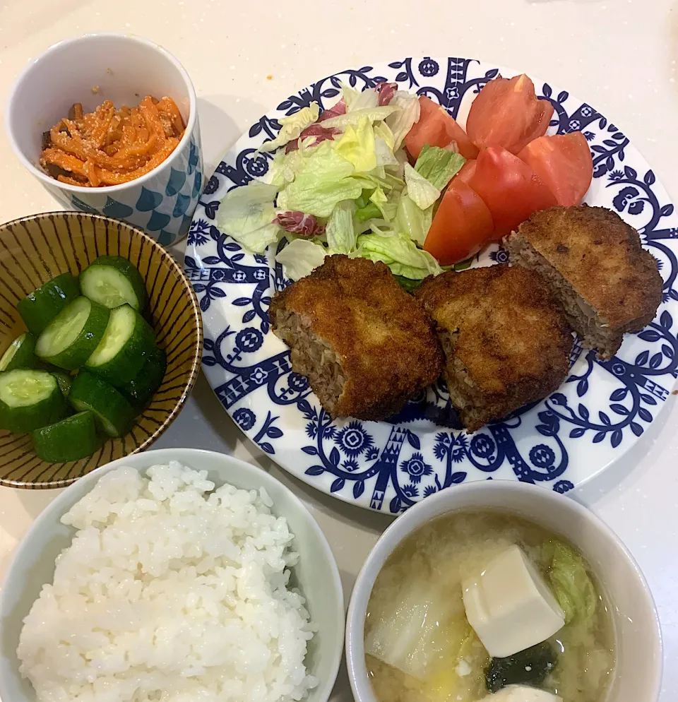 きゅうりのお漬物☆たらこ人参☆白菜とわかめとお豆腐のお味噌汁☆レタスとゴールデントマトのサラダ☆キャベツたっぷりメンチカツ☆|とまこ(*^o^*)さん