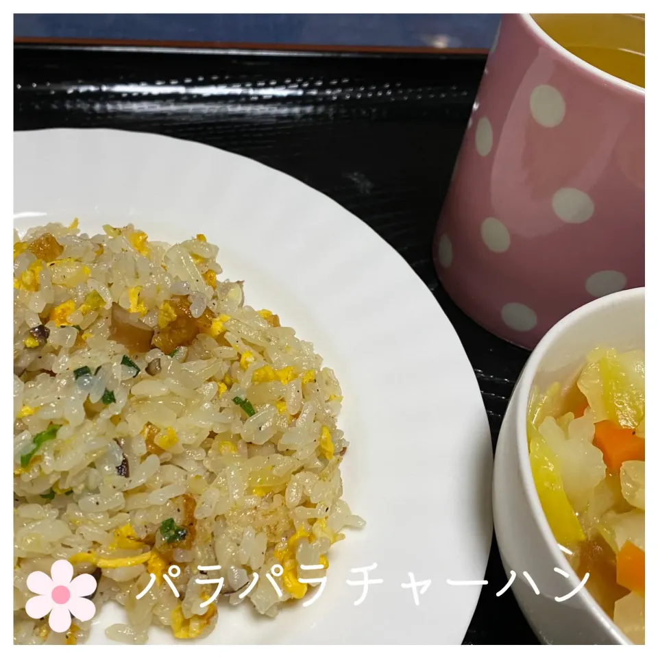 Snapdishの料理写真:パラパラチャーハン&キャベツ人参ウインナーのスープ|いのっちさん