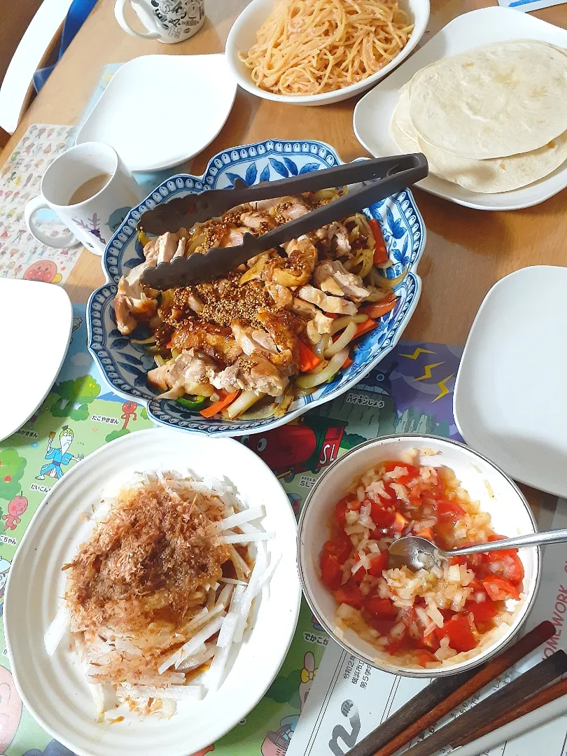 ☆夕飯☆家にあるもので、トルティーヤ＊サルサソース＊大根サラダ＊明太子パスタ　食材がほとんどありません(泣)でした。|ｼｮｺﾗさん