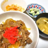 牛丼
もやしと人参のナムル
きゅうりのみそマヨ
油揚げ•ワカメ•玉ねぎの味噌汁|しょーこさん