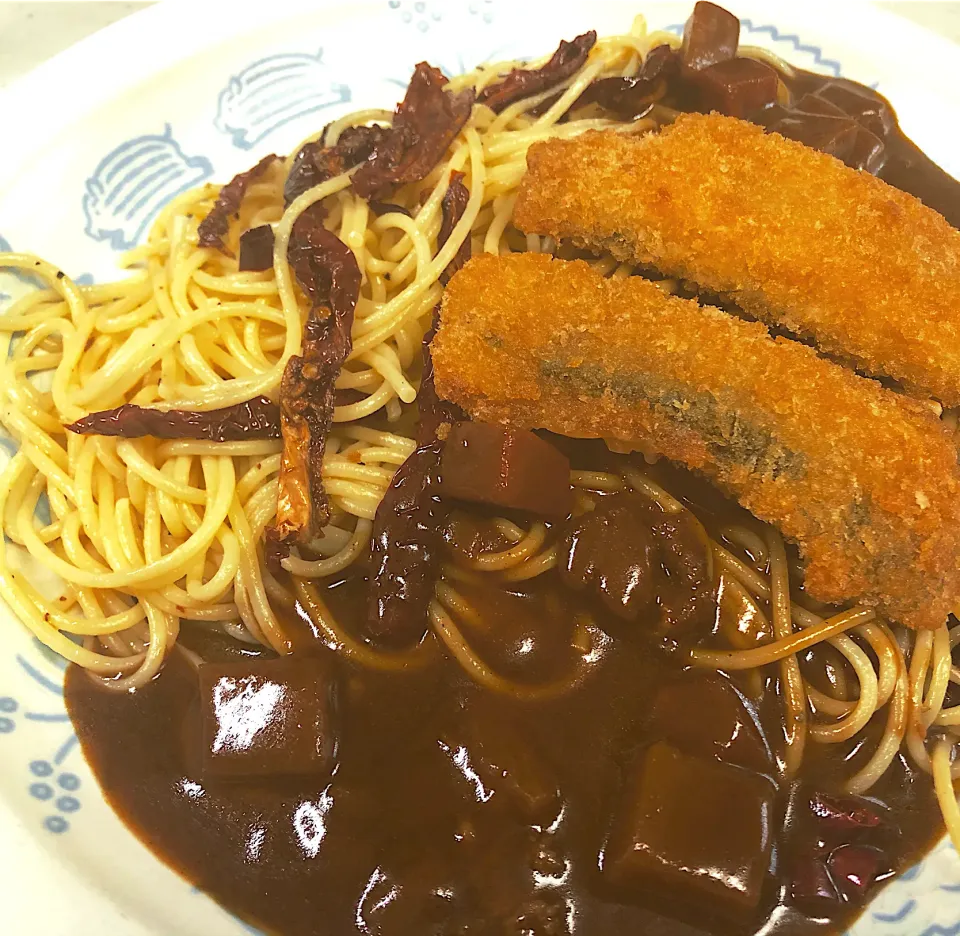 Snapdishの料理写真:激辛カレースパ、いわしチーズフライトッピング🍛🔥|buhizouさん