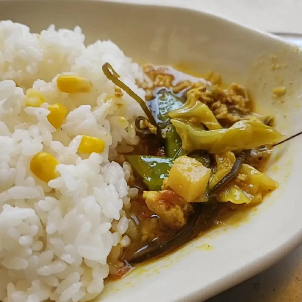 Snapdishの料理写真:キヌサヤと春野菜の鶏キーマカレーです。
ご飯がコーンポタージュの炊き込みご飯です。|ふじわらたくやさん