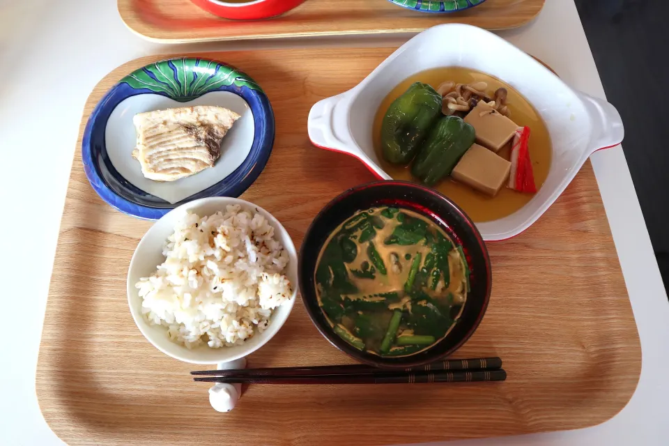 今日の昼食 めかじきの塩麹焼き、丸ごとピーマンの煮物、麦ご飯、ニラと卵の味噌汁|pinknari🐰🌈さん