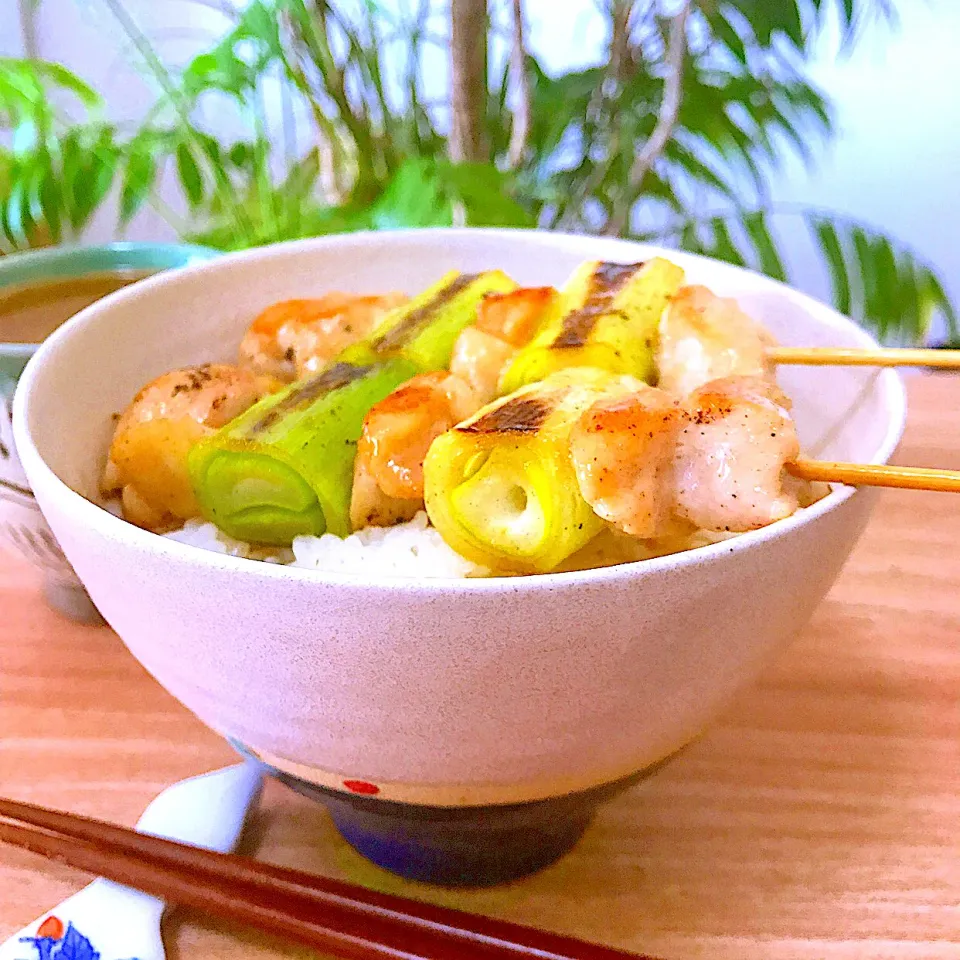 お昼に食べるのはちょっとしつこいかな〜😥      でも早い、安い、美味いの三拍子揃った🍗焼き鳥丼|Sの食卓さん