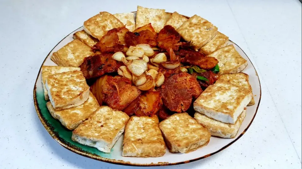 stir-fried pork belly with kimchi and pan-fried tofu|steven z.y.さん