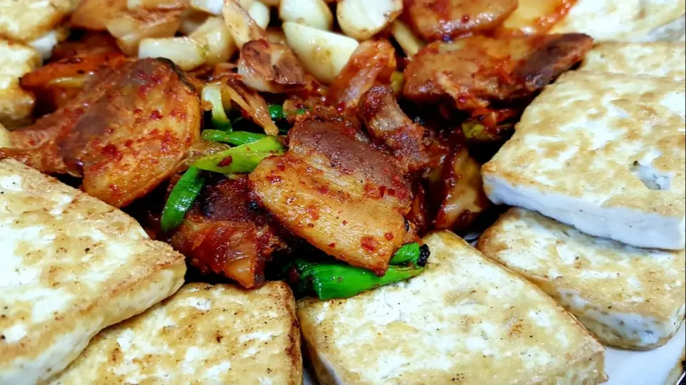 stir-fried pork belly with kimchi and pan-fried tofu|steven z.y.さん