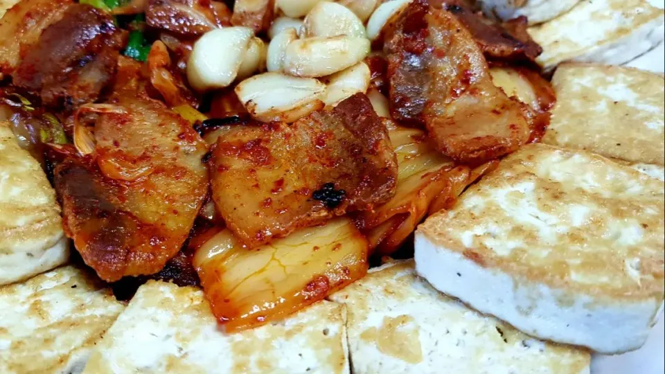 stir-fried pork belly with kimchi and pan-fried tofu|steven z.y.さん