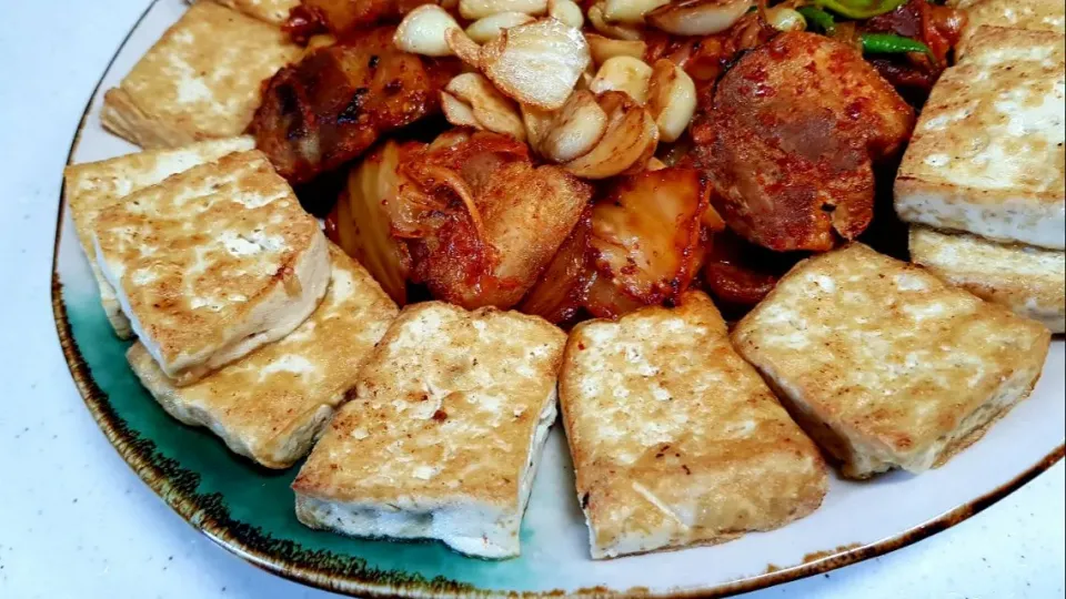 stir-fried pork belly with kimchi and pan-fried tofu|steven z.y.さん