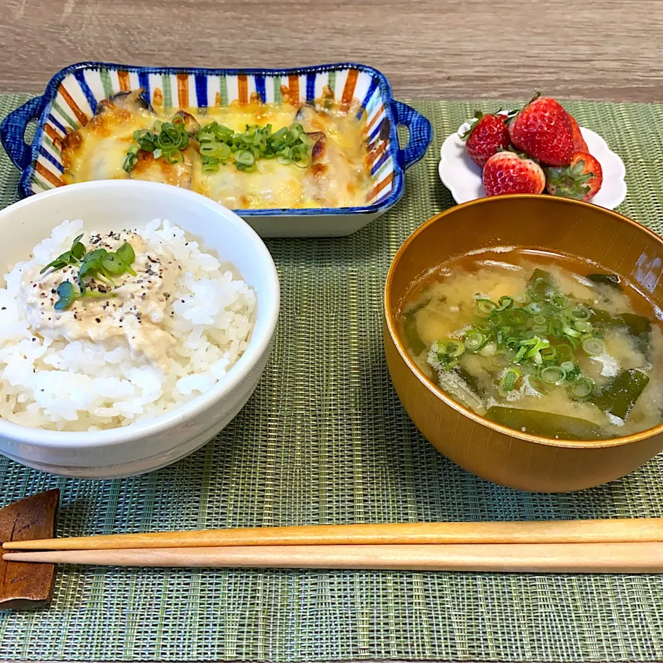 Snapdishの料理写真:ツナマヨご飯 牡蠣の味噌チーズ焼き 味噌汁 苺|m iさん