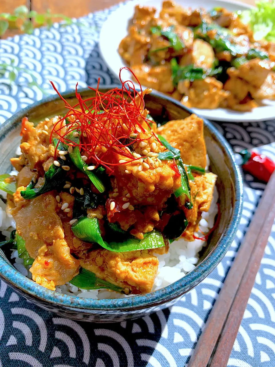 肉少なめがバレない簡単節約飯〝豚ニラ豆腐の旨辛丼〟レシピ|呑兵衛料理家 おねこさん