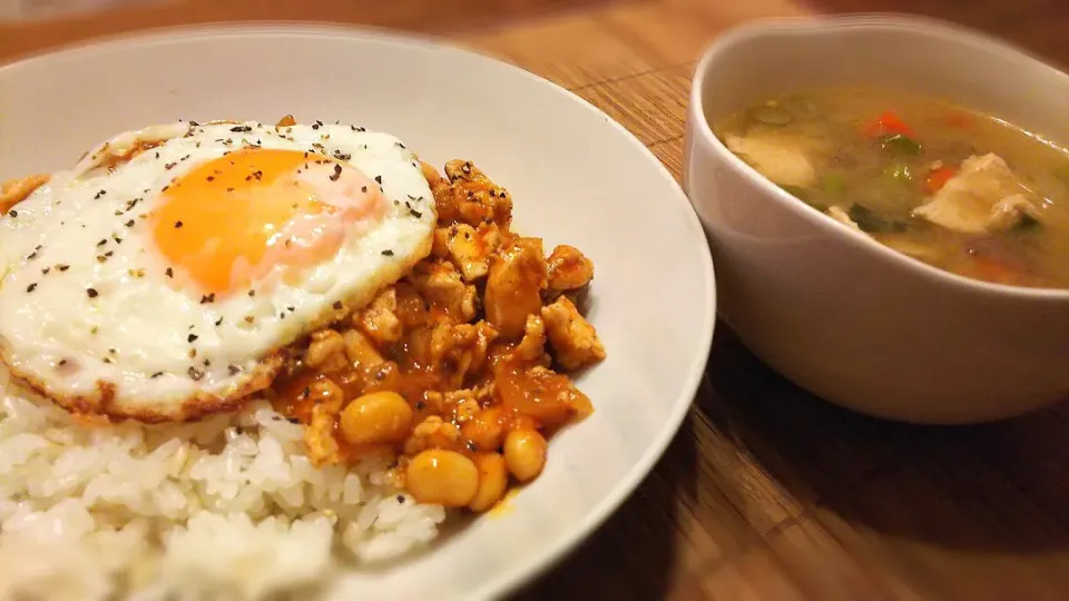 大豆と鶏肉のｹﾁｬｯﾌﾟ炒め丼～
の晩ごはん✨|kaz(*･ω･)さん