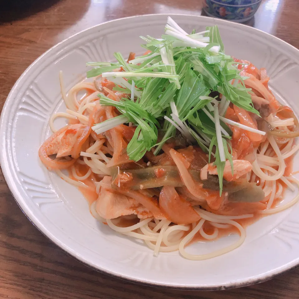 Snapdishの料理写真:鯖と鶏肉のピリ辛トマトパスタ|みぃさん