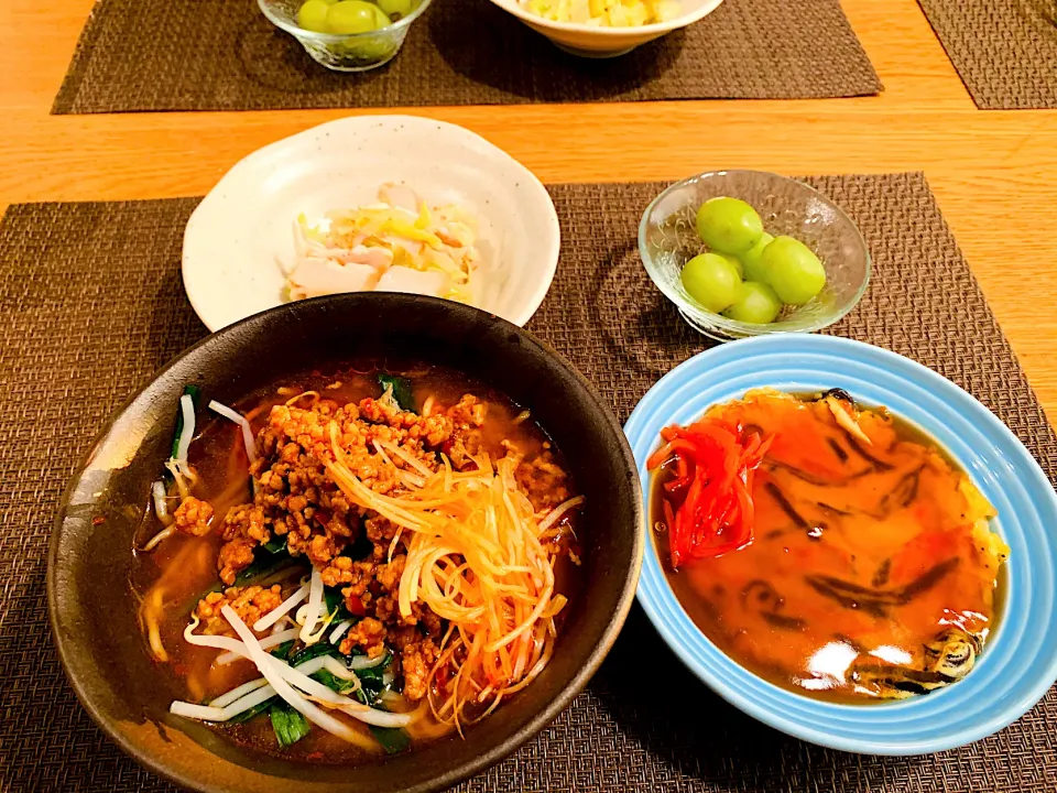 我が家の晩ごはん🍚台湾ラーメン、かに玉、春キャベツとスモークチキンのナムル|いちごさん