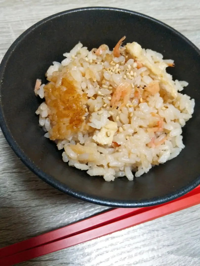 Snapdishの料理写真:生姜と桜えびの炊き込みご飯|こもず♪さん