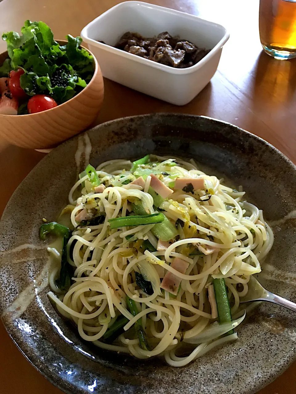 休日おうちランチ♡高菜パスタ、カニカマサラダ、鶏レバーの赤ワイン煮|さくたえさん