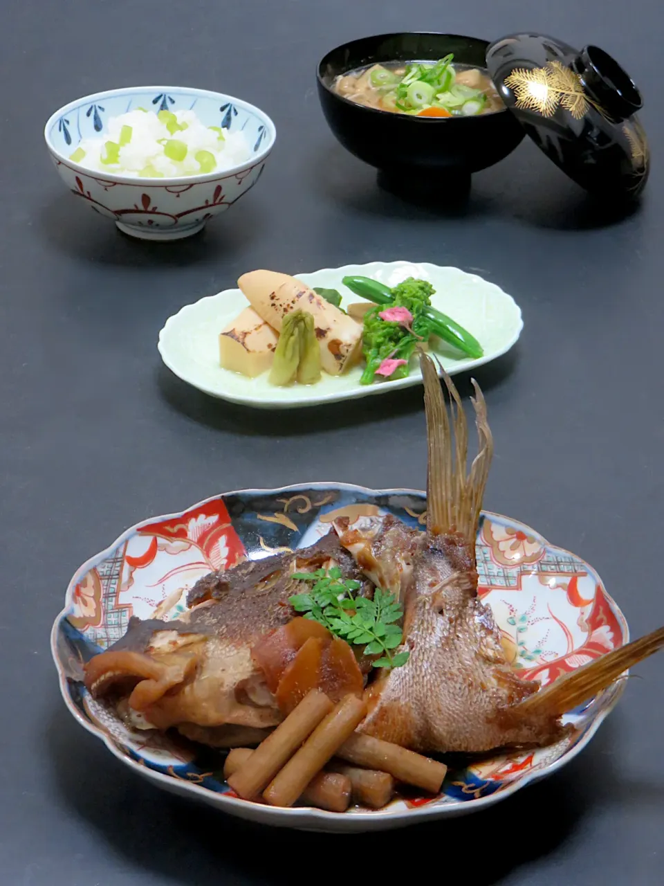 今晩は、コショウダイかぶと煮、春菜お浸し 筍の スナップえんどう 菜花 たらの芽 お揚げ 胡瓜 桜、そば米汁、蕗ご飯|akazawa3さん