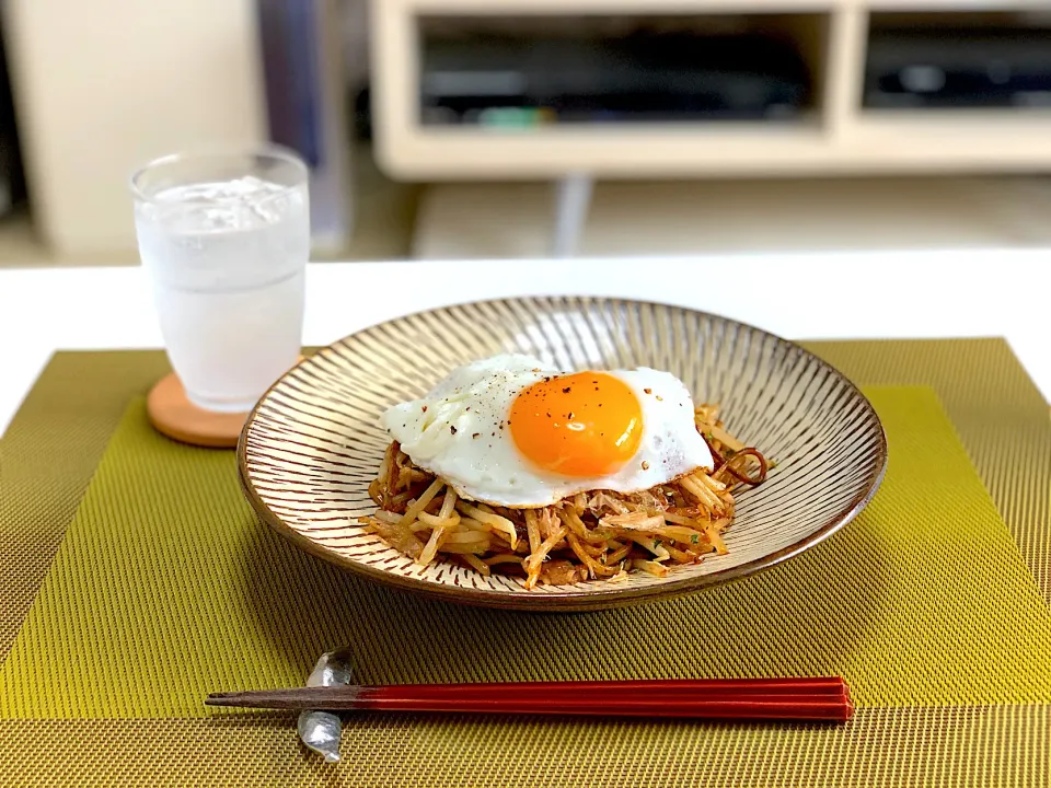 Snapdishの料理写真:休日のお昼ごはん。
日田焼きそばに目玉焼き。
麺がカリカリで美味しかった😊✨|yukiさん