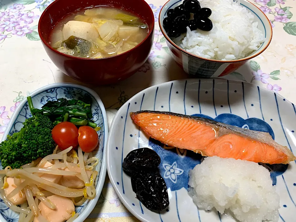 朝ごはん、塩鮭、鶏ハムナムル、里芋味噌汁|Isimura Hidekiさん