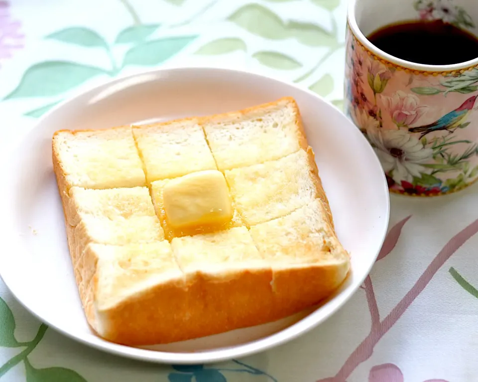 Snapdishの料理写真:乃が美の生食パンでバタートースト🍞うまっ😋👍👍❣️|ROSE & ROSEさん