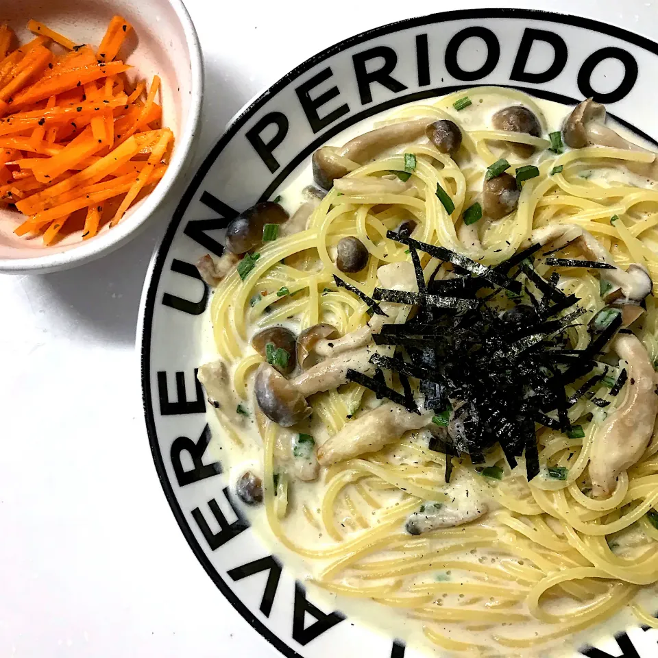 きのこのわさびクリームパスタ♡にんじんマリネ♡|まゆかさん