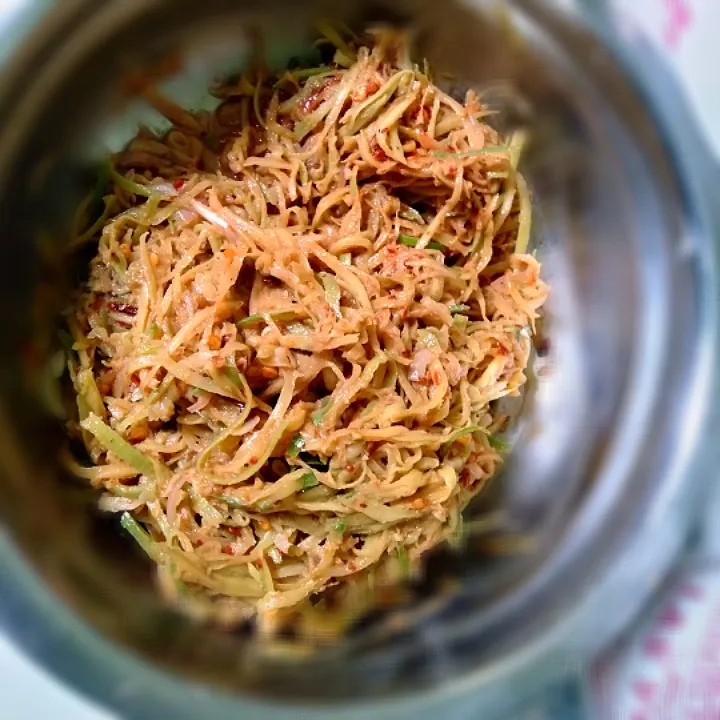 Mango Salad mixed with fish paste and dry shrime and spicy 
#Burmese taste|Myatさん