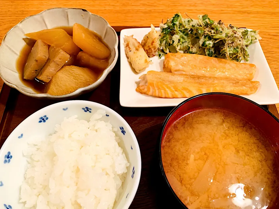 Snapdishの料理写真:我が家の晩ごはん🍚鮭ハラスの塩焼き、ちくわ天ぷら、三つ葉とスプラウトのかき揚げ🌱|いちごさん