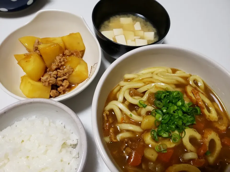 カレーうどん
じゃがいもの味噌そぼろ
味噌汁

献立めちゃくちゃw|しょーこさん