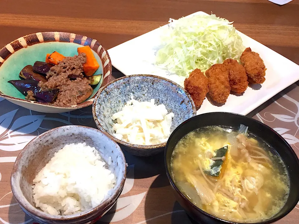 晩御飯
カキフライ、千切りキャベツ、帆立と大根のサラダ、椎茸となすと人参のひき肉あんかけ、白米、かぼちゃとエノキと玉ねぎの卵スープ|かよちゃんさん