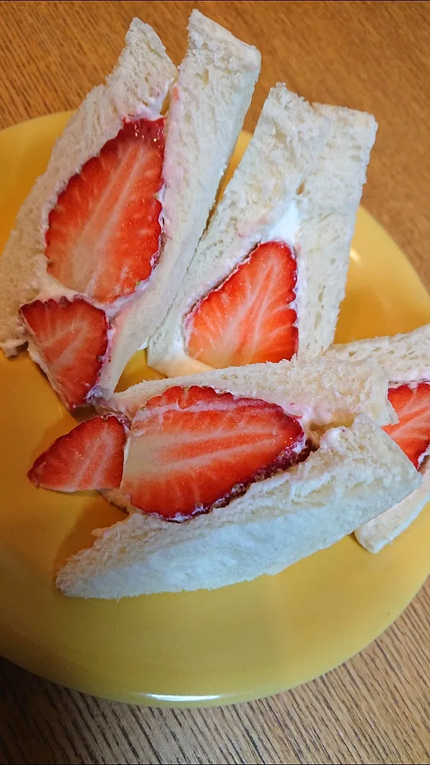 mieさんの料理 苺サンド🍓|しほさん