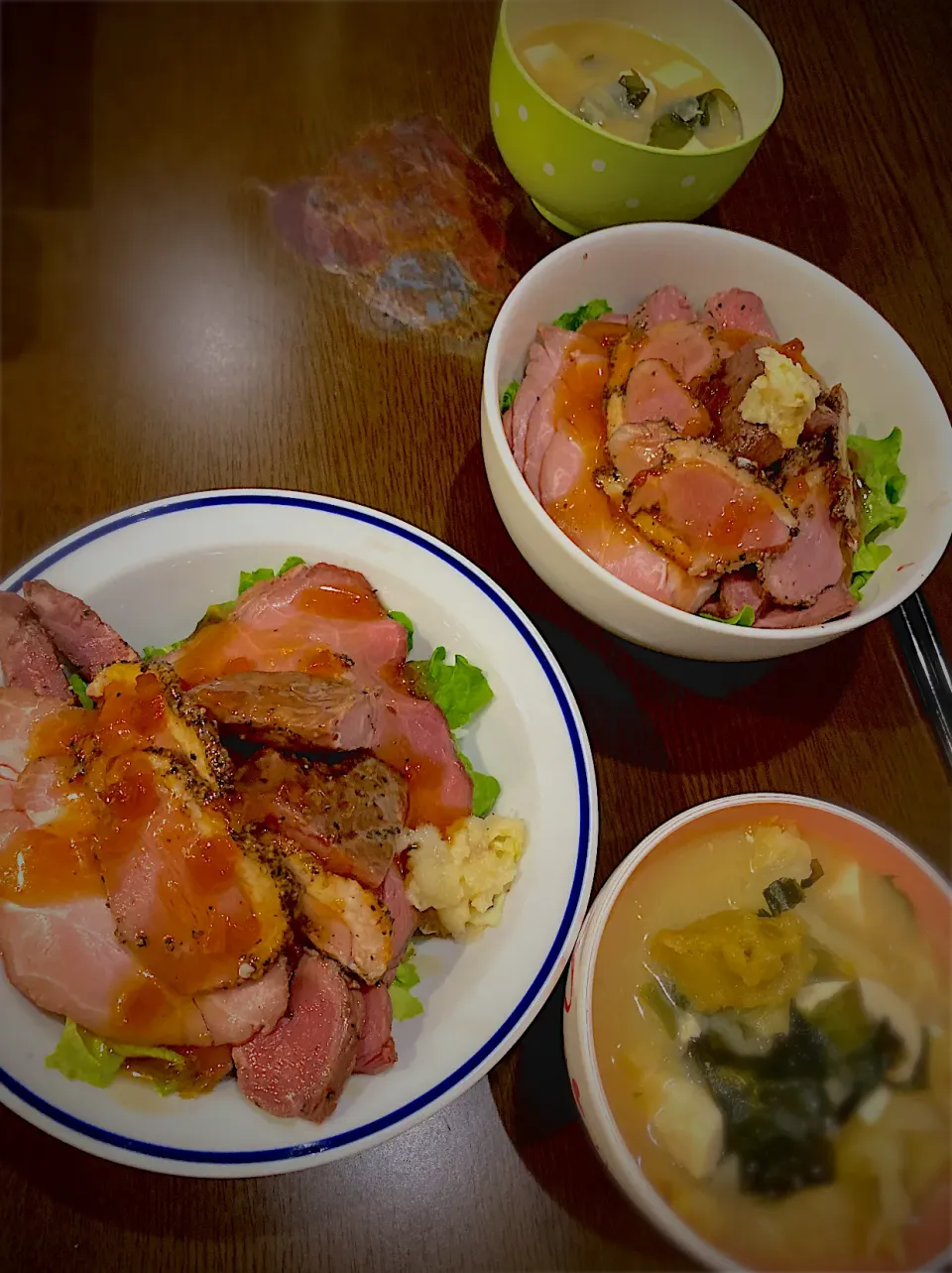 ローストビーフ丼　玉ねぎだれ　ホースラディッシュ添え　キャベツとわかめ豆腐のお味噌汁　柚子胡椒のせ|ch＊K*∀o(^^*)♪さん