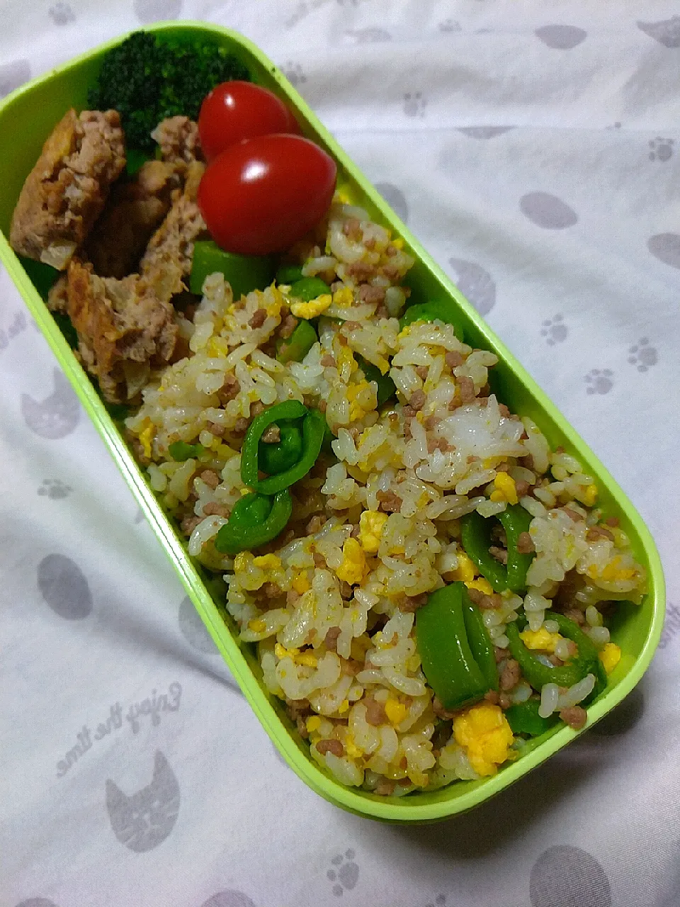 ドライカレー風炒飯とフライパンミートローフ弁当|ゆっきーさん