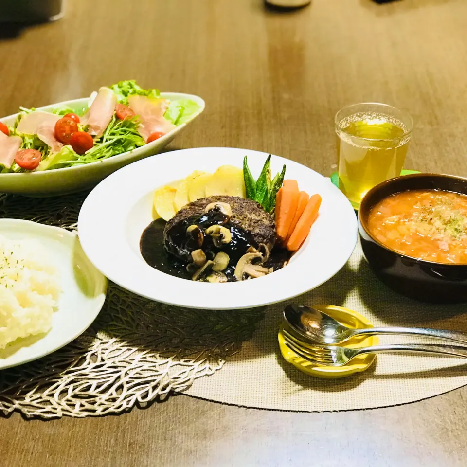 Snapdishの料理写真:ハンバーグ定食🍚|nailsbayさん