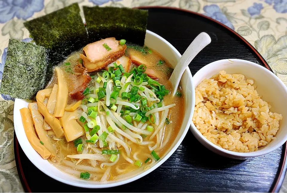 Snapdishの料理写真:豚骨醤油ラーメン&ガーリックライス付き|kkamechanさん