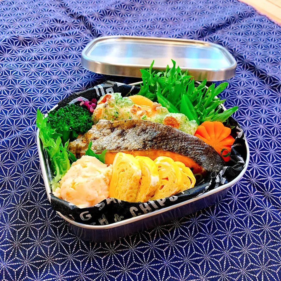 鮭と磯辺揚げのっけ弁当✴︎                               鮭はグリル後に酢醤油で一晩漬けました♬|あやみんさん