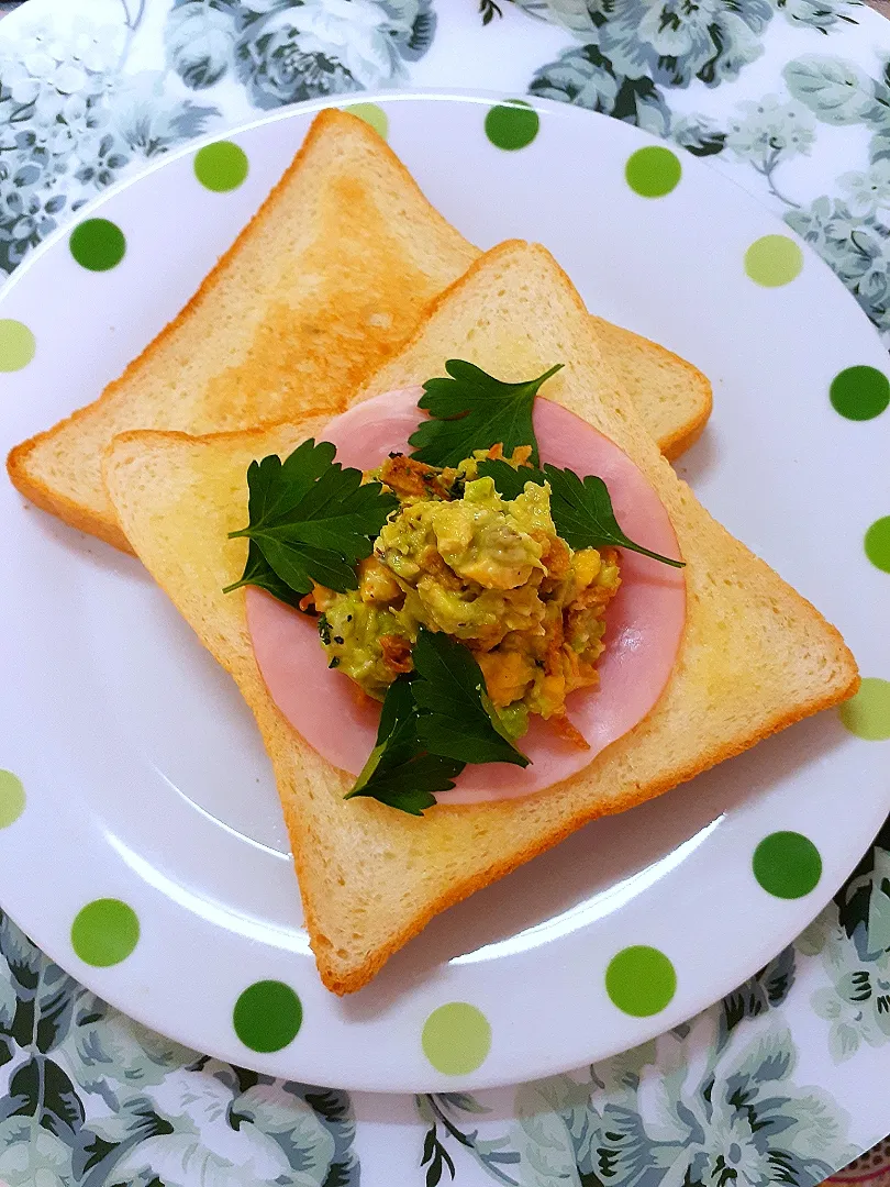 🍞トーストにのせてみた💙なつ6017💙の料理 お鍋不要🔷🥑アボカドと🐣卵とフライドオニオンのディップ🔷🐣🐣卵はレンチン🤭|@きなこさん