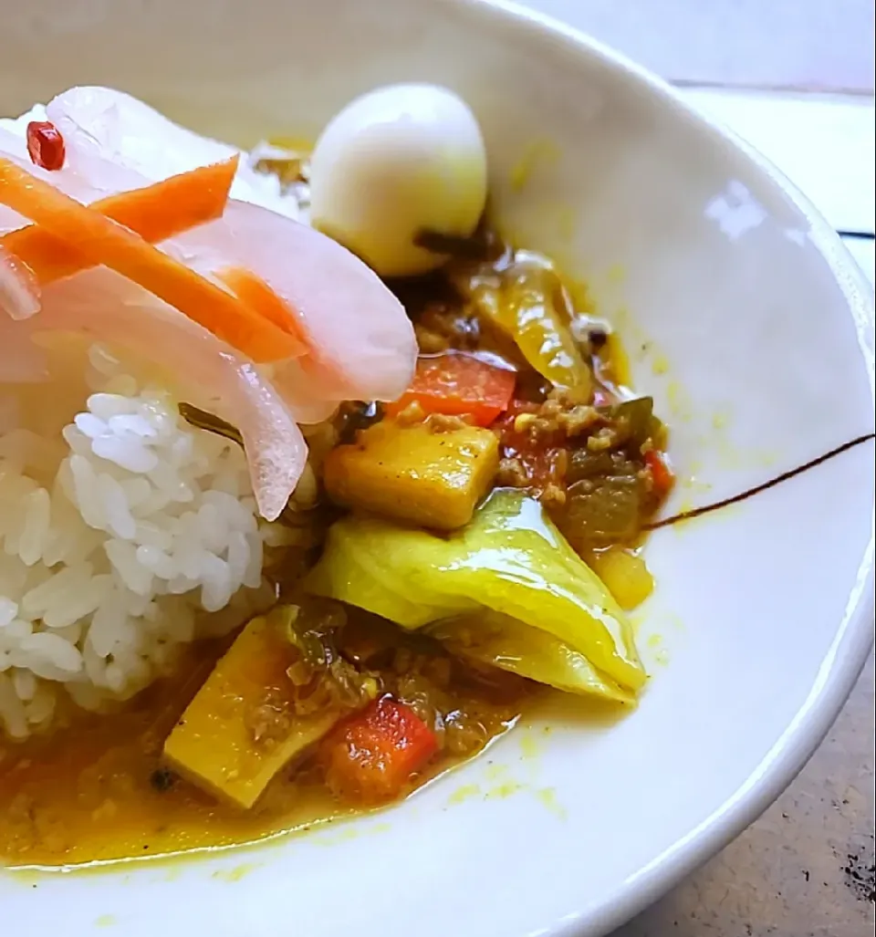 エリンギと赤パプリカにチーズが入ったブラックペッパー牛豚キーマカレーです。|ふじわらたくやさん