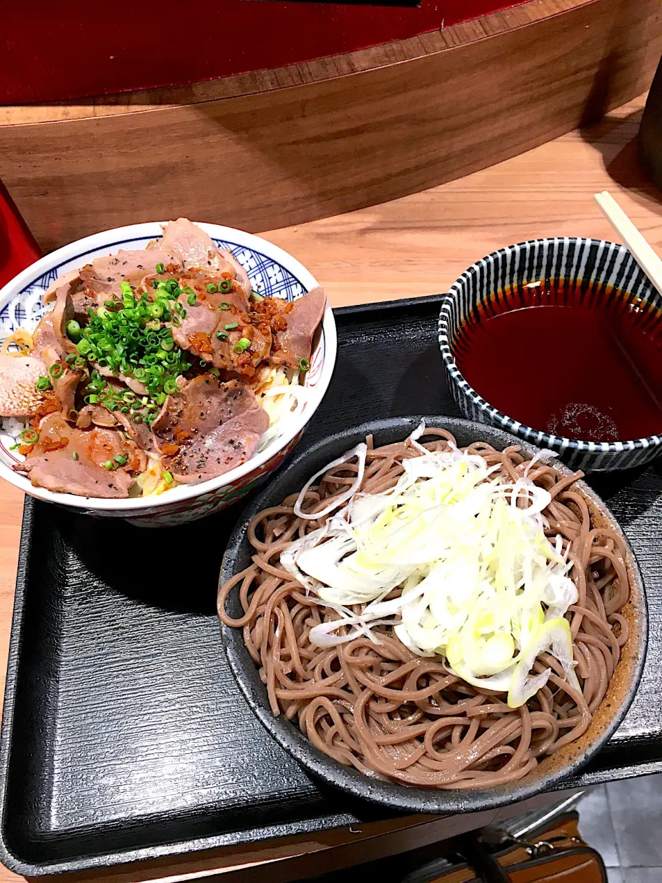 炙り豚タン丼と蕎麦セット@俺のだし(銀座)|yoooochanさん