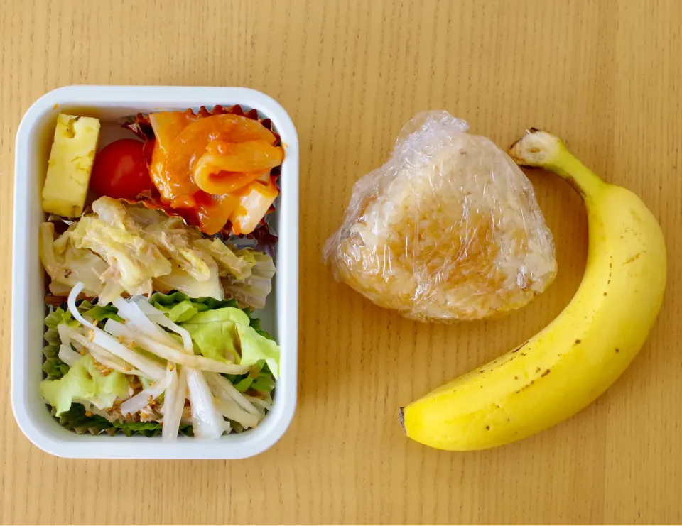 今日のお弁当！✨五目おこわおにぎりチキンのトマト煮サラダ大根と白菜のツナ煮トマトパインバナナ|walnutさん