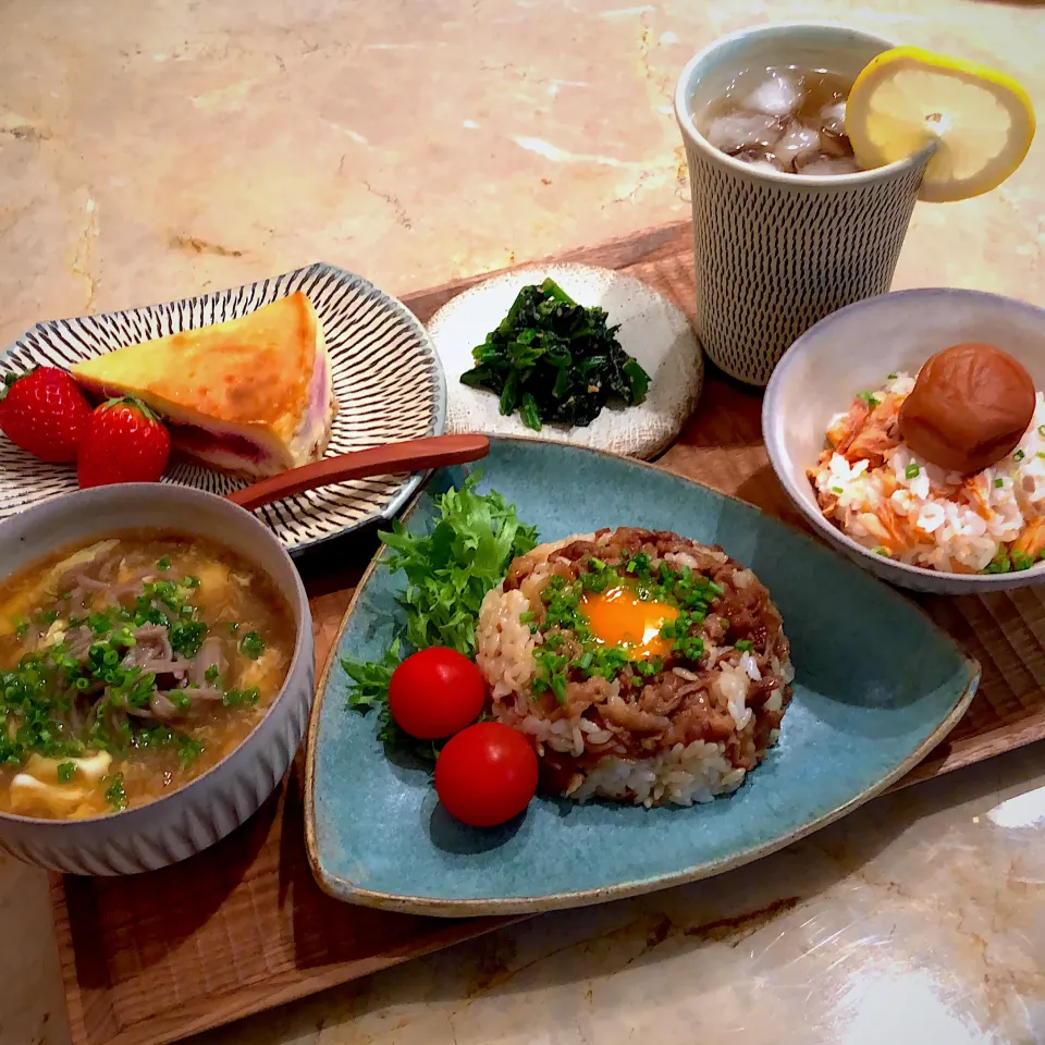 Snapdishの料理写真:卵あんかけ蕎麦、混ぜご飯2種(豚バラ甘辛煮と焼き鮭)、ほうれん草の胡麻和え、デザートのラズベリーチーズケーキとアイスティーのランチ✨|AXさん