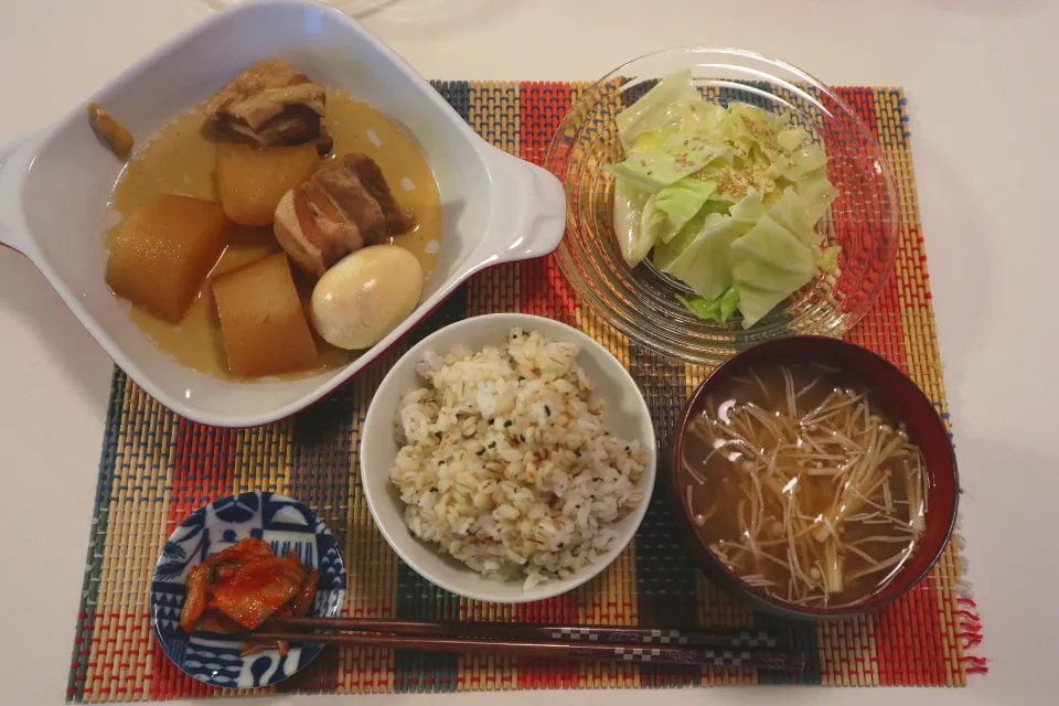 今日の夕食 豚の角煮、キャベツサラダ、キムチ、麦ご飯、えのきとわかめの味噌汁|pinknari🐰🌈さん