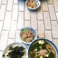 Snapdishの料理写真:しらす丼とマグロアボカドサラダ、ミヨックッ（韓国わかめスープ）|Tsukizen Kuroiwaさん