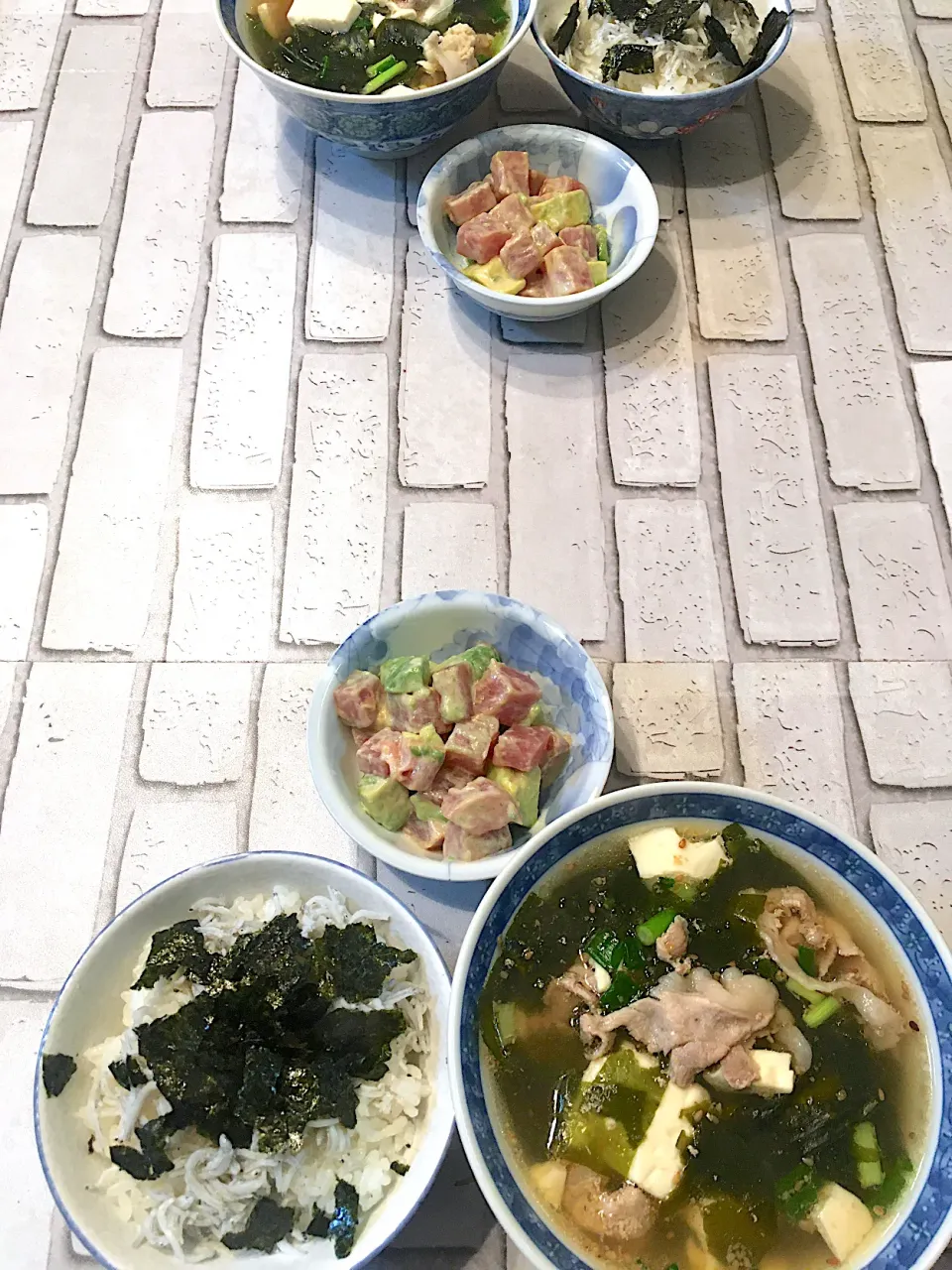 Snapdishの料理写真:しらす丼とマグロアボカドサラダ、ミヨックッ（韓国わかめスープ）|Tsukizen Kuroiwaさん