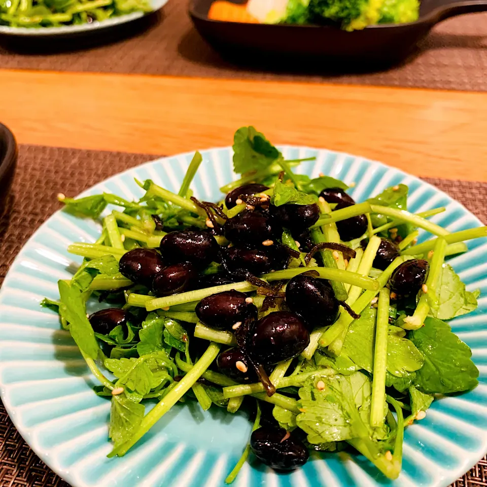 セリと蒸し黒豆のサラダ🥗塩昆布とごま入り|いちごさん