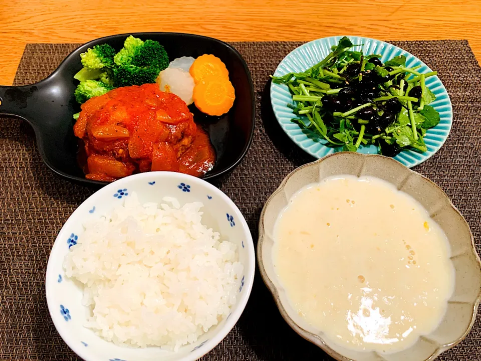 我が家の晩ごはん🍚トマト煮込みハンバーグ、セリと蒸し黒豆のサラダ、コーンクリームスープ|いちごさん